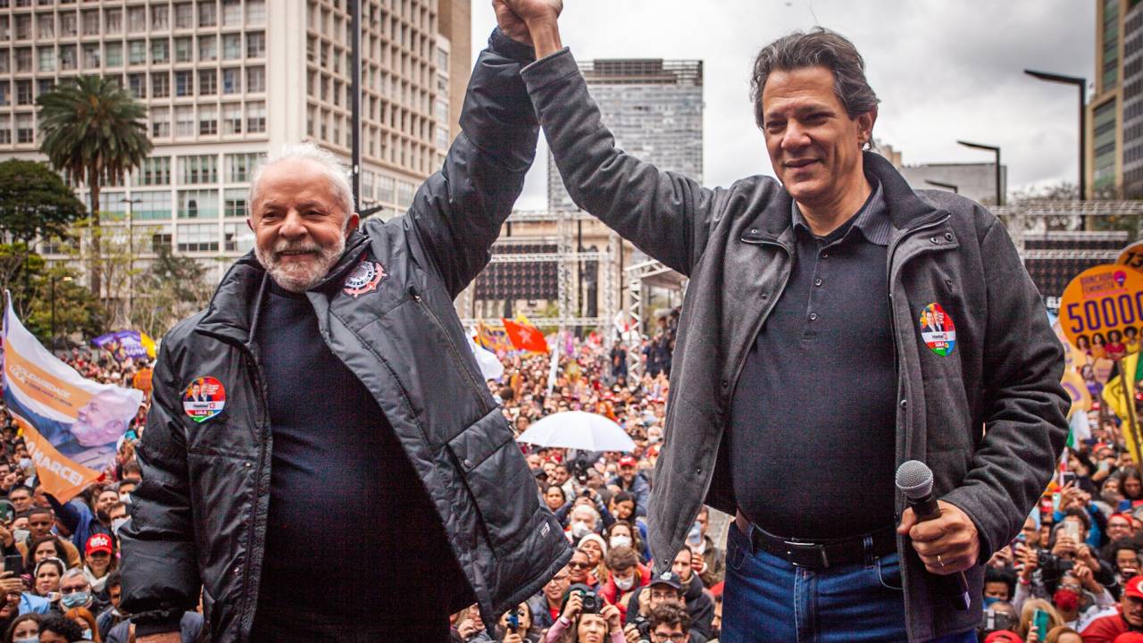 O ex-prefeito Fernando Haddad (PT), com o ex-presidente Lula em comício no Vale do Anhangabaú no sábado, 20