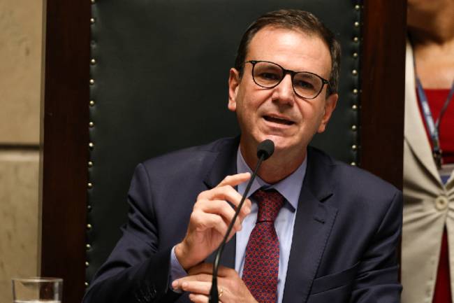 Eduardo Paes toma posse em novo mandato no Rio Eduardo Paes recua, mais uma vez, sobre projeto que cria tropa armada municipal